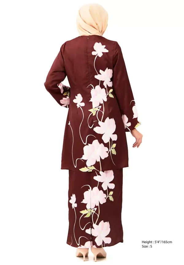 gene-martino-0235-1327554-4.jpg.webp Brown Floral Baju Kurung