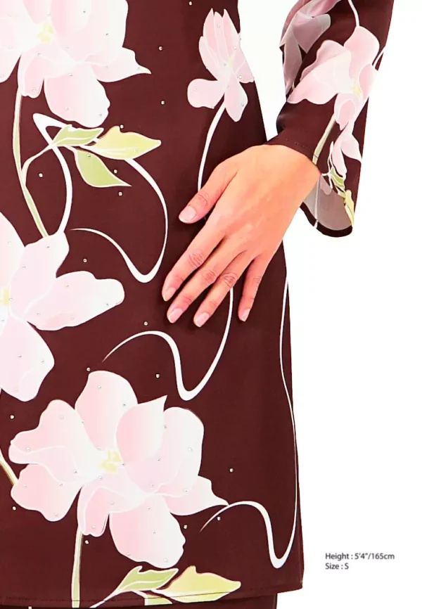 gene-martino-0236-1327554-5.jpg.webp Brown Floral Baju Kurung