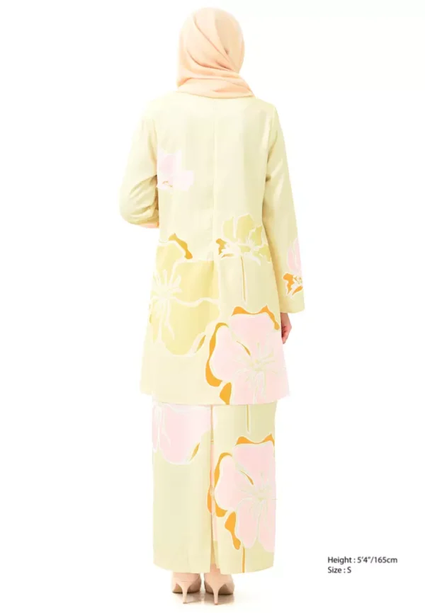 gene-martino-0294-8917554-4.jpg.webp Elegant Beige Batik Baju Kurung
